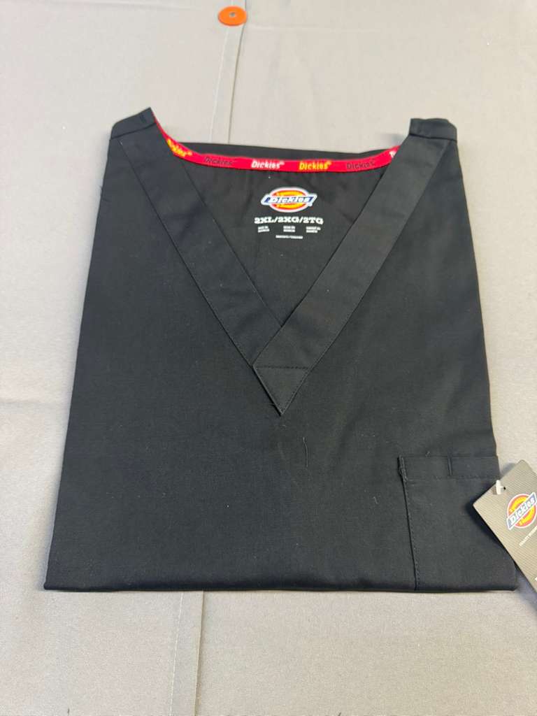 Dickies EDS Signature Scrubs Unisex One Pocket V-Neck Top in Soft Brushed Poplin